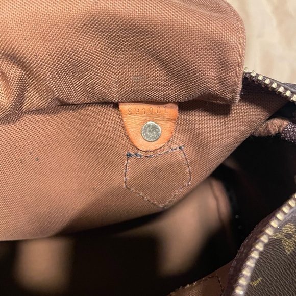 Authentic Louis Vuitton crossbody handbag. Bought from Vintage Boho Bags. - Picture 5 of 8